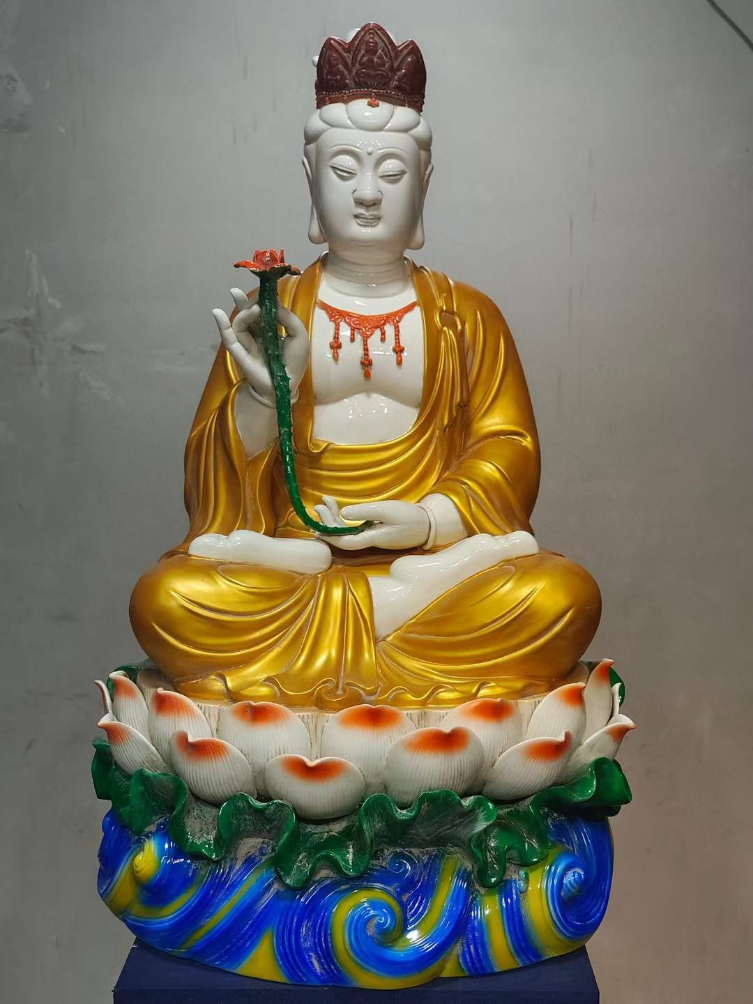 美品·款识“德化·何朝宗制”精工细作满工德化窑白瓷描金“西方三圣”坐像。