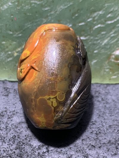 精美冰飘亚光战国红玛瑙手工俏色巧雕引蛇出洞桶珠一个， 精美冰飘亚光战国红玛瑙手工俏色巧雕引蛇出洞桶珠一个，