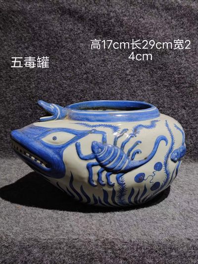美品·精工细作满工青花浮雕刻瓷五毒罐。 - 美品·精工细作满工青花浮雕刻瓷五毒罐。