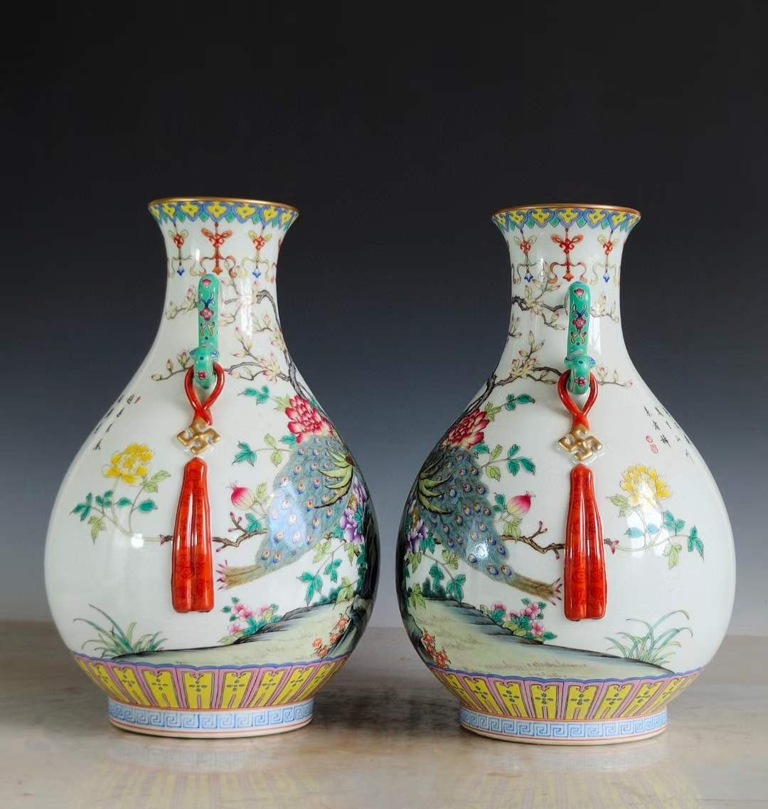 大清乾隆年制·官窑贡瓷·精工手绘粉彩满工花鸟纹如意贯耳赏瓶一对。 大清乾隆年制·官窑贡瓷·精工手绘粉彩满工花鸟纹如意贯耳赏瓶一对。