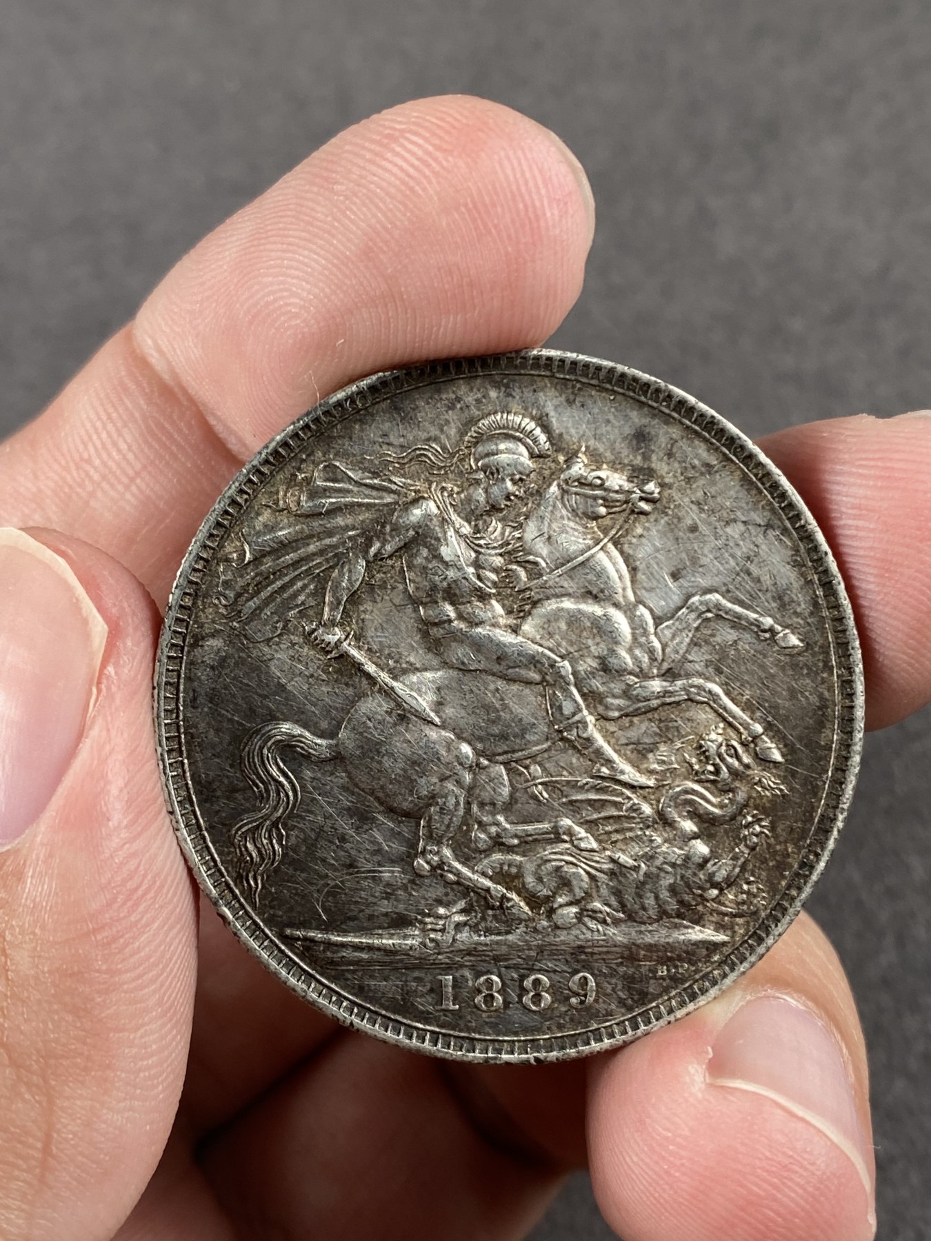 万国钱币拍卖第014期（奢华币宴第一季） 英国1889维多利亚高冠马剑克朗 原味状态 币面有丝痕