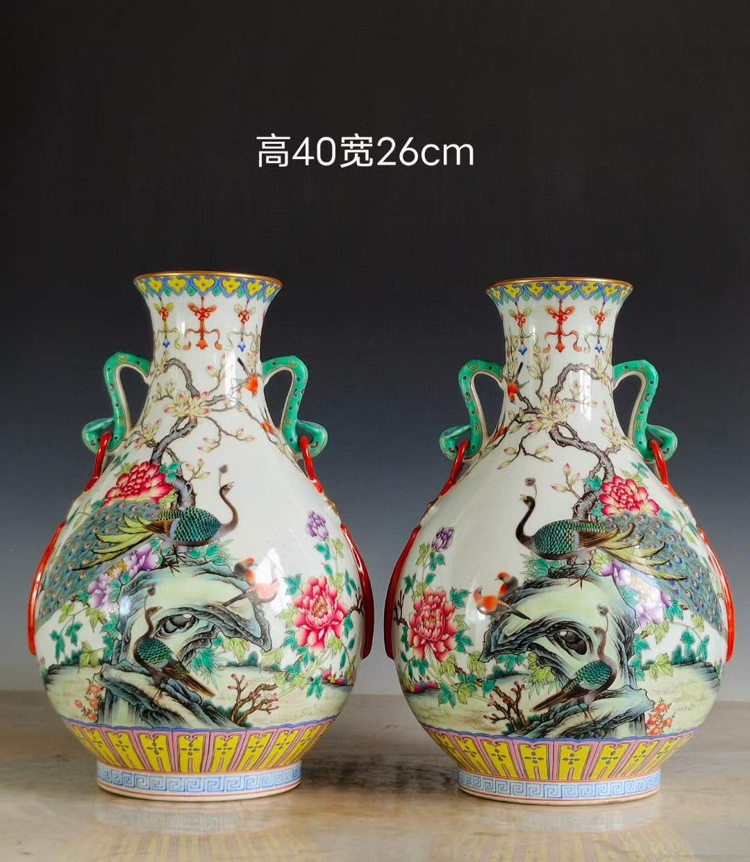 大清乾隆年制·官窑贡瓷·精工手绘粉彩满工花鸟纹如意贯耳赏瓶一对。