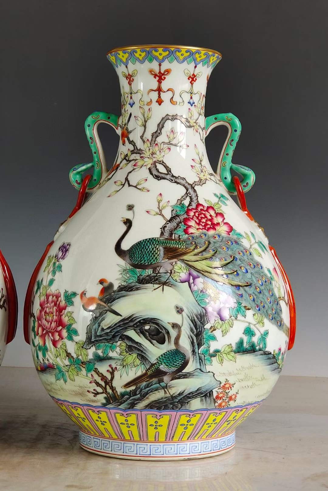 大清乾隆年制·官窑贡瓷·精工手绘粉彩满工花鸟纹如意贯耳赏瓶一对 