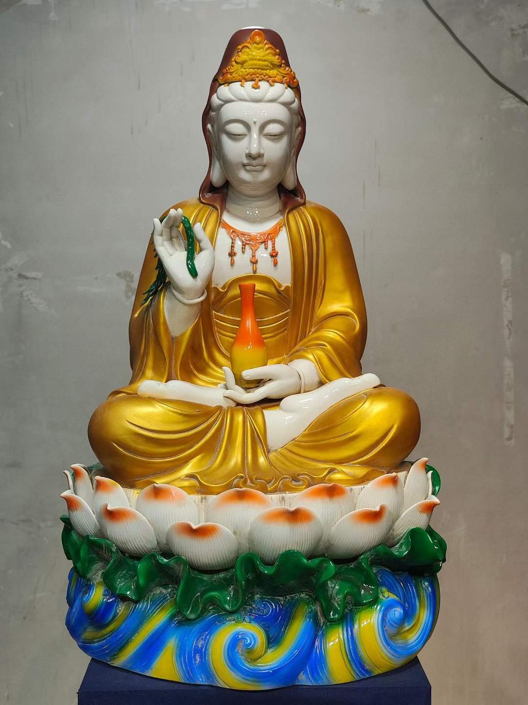 美品·款识“德化·何朝宗制”精工细作满工德化窑白瓷描金“西方三圣”坐像。