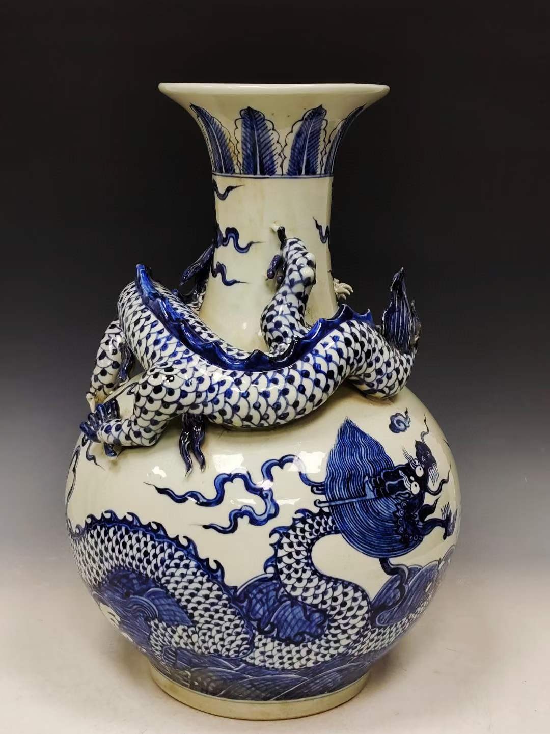 美品.款识“大明宣德年制”精品青花刻瓷高浮雕盘龙纹掸瓶 美品.款识“大明宣德年制”精品青花刻瓷高浮雕盘龙纹掸瓶