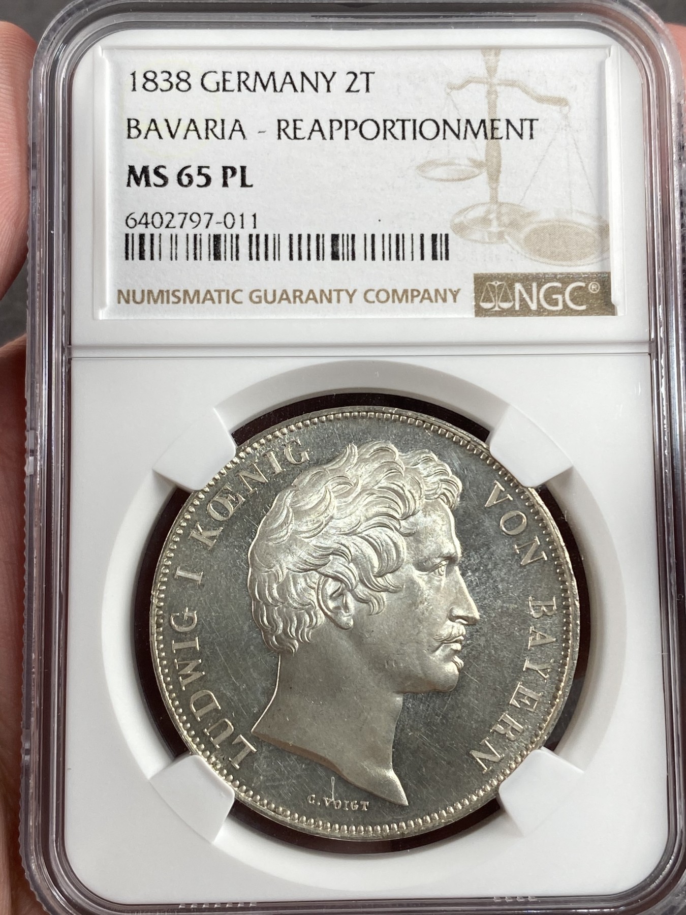 万国钱币拍卖第014期（奢华币宴第一季） NGC MS65PL 1838年德国巴伐利亚路德维希一世纪念2泰勒 八个刻有巴伐利亚州古代各部名称的花环环绕着背面的传说 如果不是有NGC盒子加持的话 无论是边齿透露出来的切割感 还是近乎完美的镜面币面 都给人感觉像是刚从冲压机床下来一样