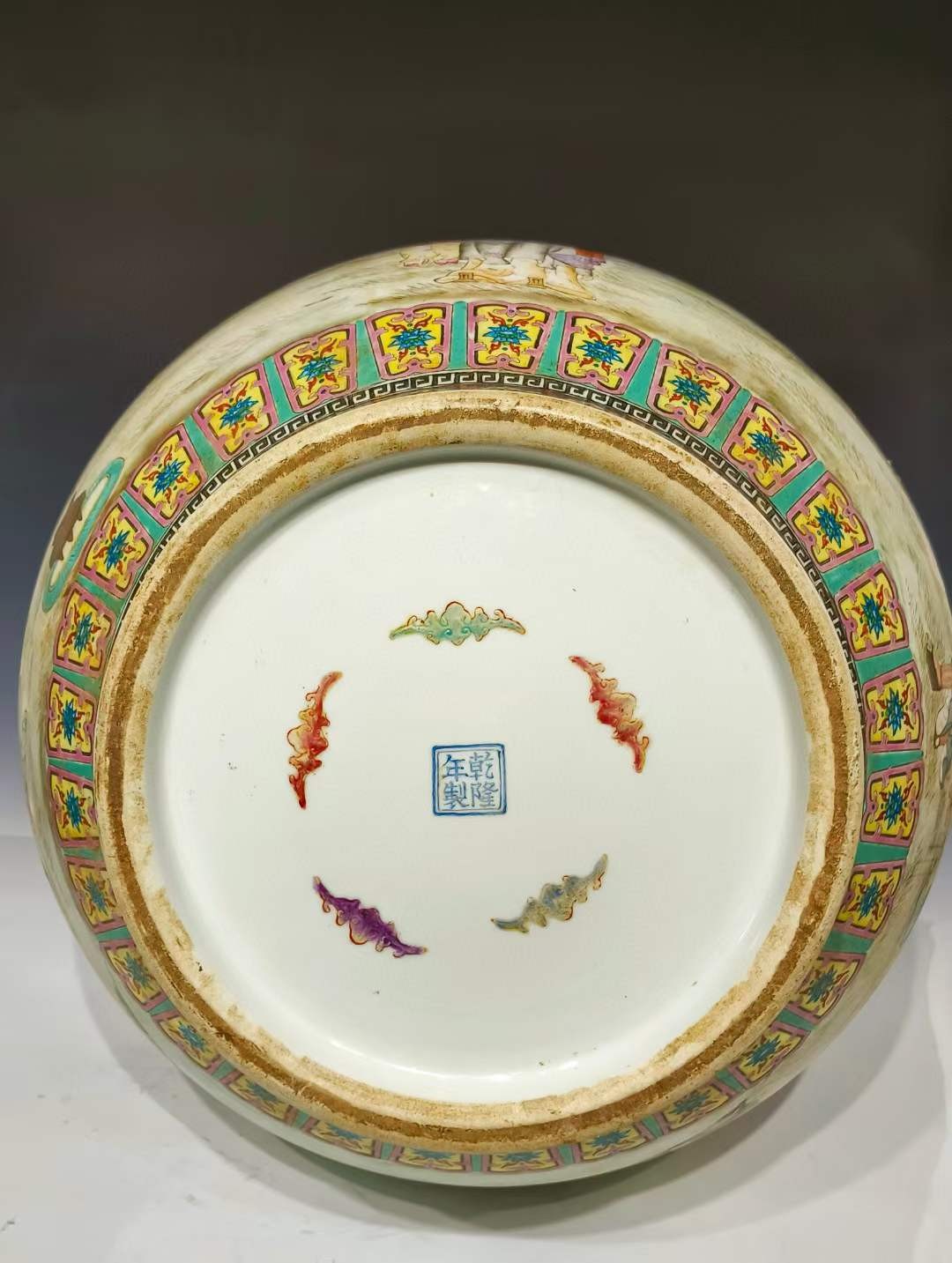 美品·款识“乾隆年制”精工细作满工粉彩十八罗汉纹描金贯耳尊瓶。