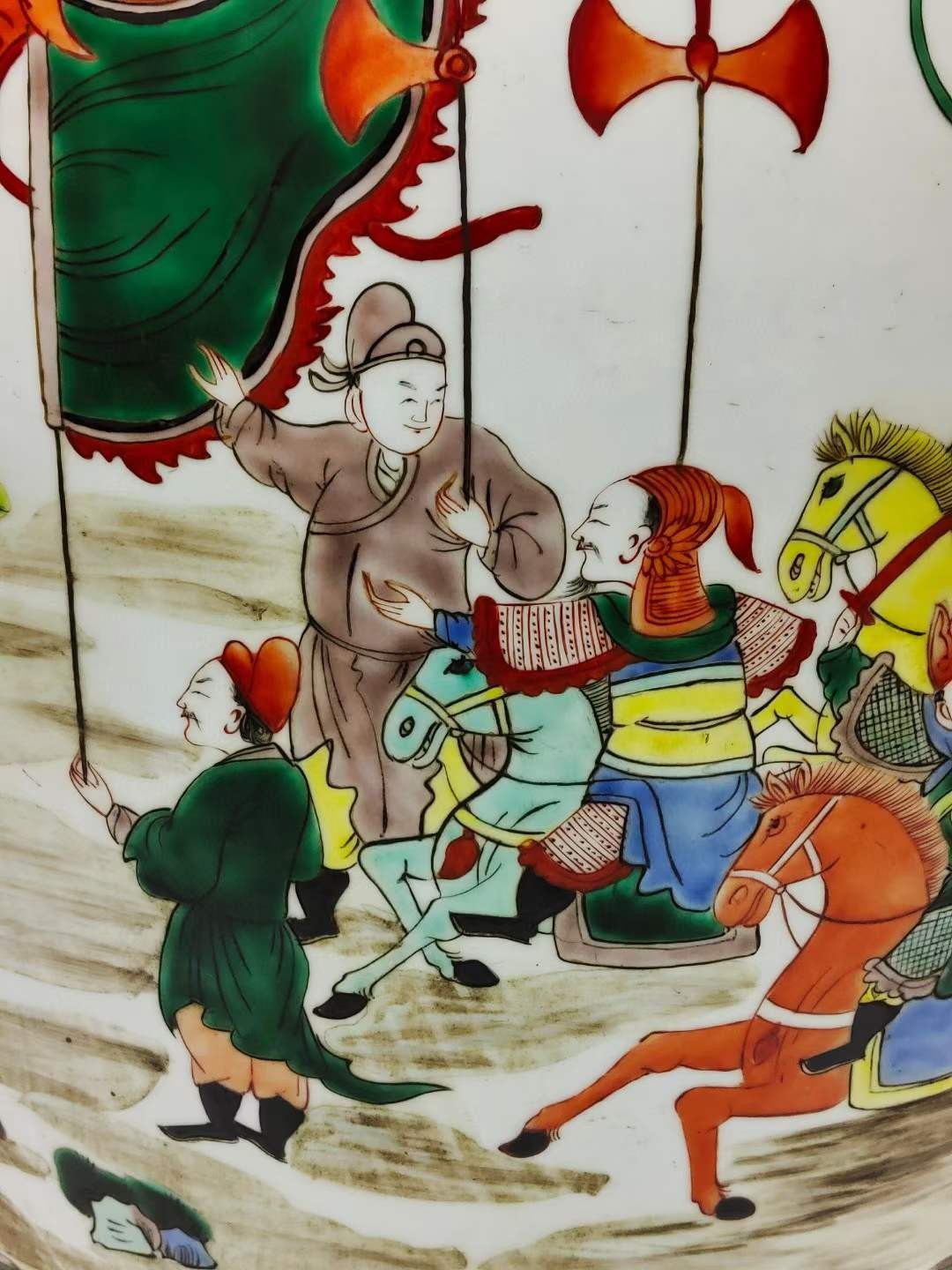 美品.款识“大明嘉靖年制”精工细作满工五彩刀马人物纹罐