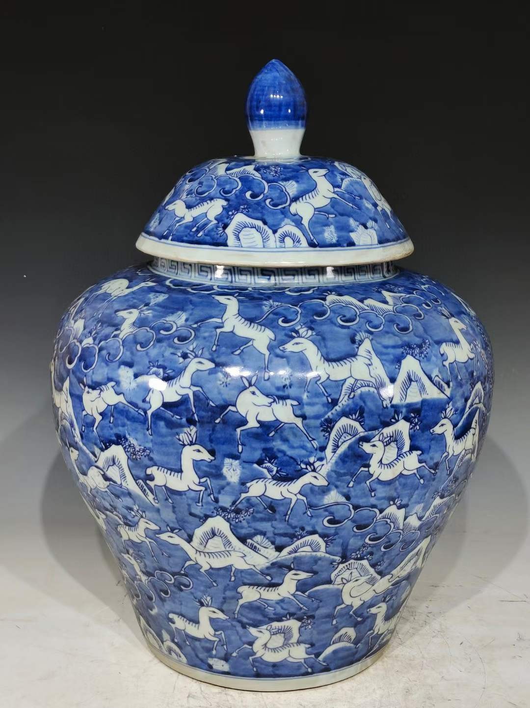 美品.款式“大明嘉靖年制”精工细作满工青花百鹿纹盖罐 美品.款式“大明嘉靖年制”精工细作满工青花百鹿纹盖罐