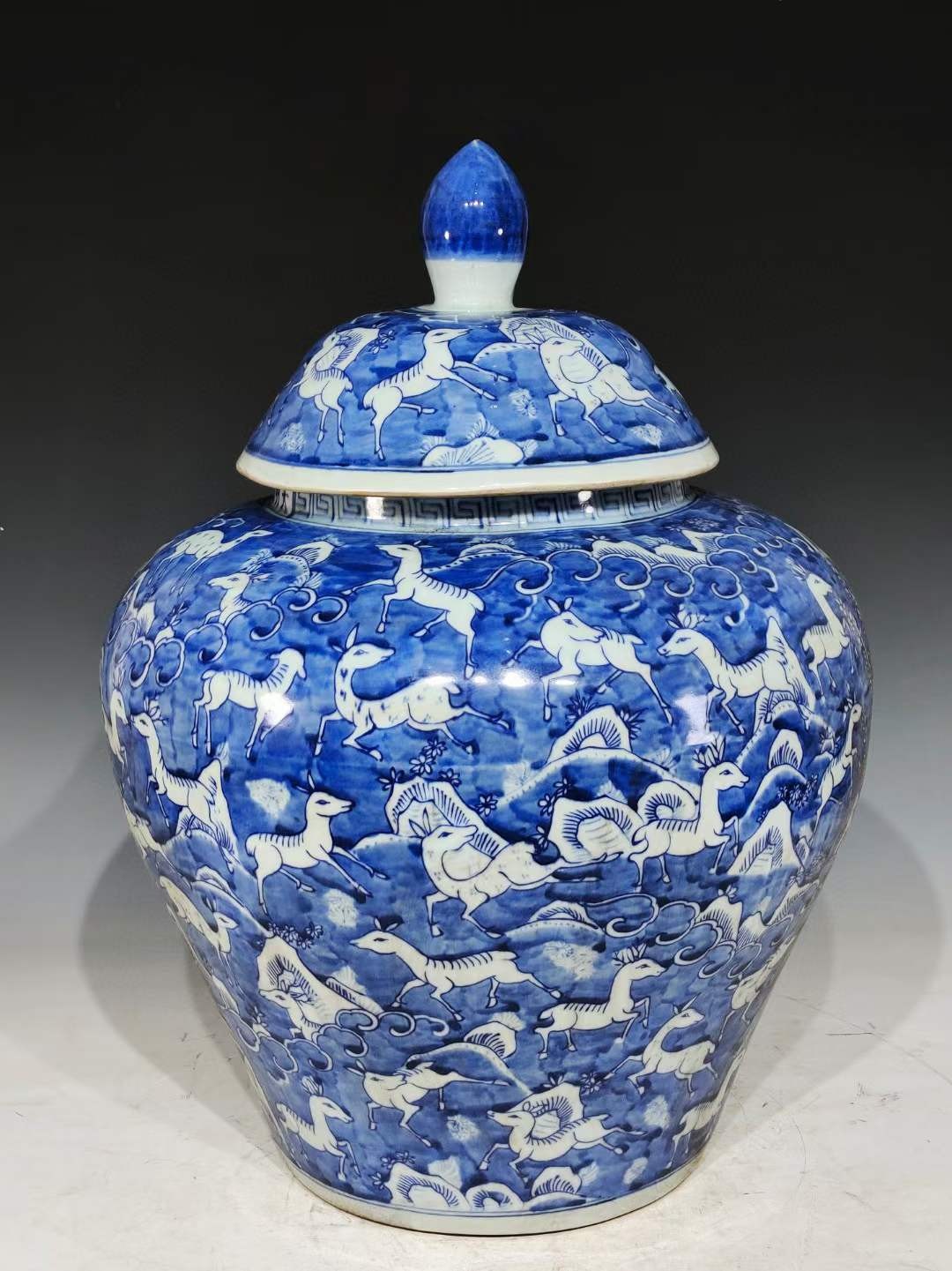 美品.款式“大明嘉靖年制”精工细作满工青花百鹿纹盖罐 美品.款式“大明嘉靖年制”精工细作满工青花百鹿纹盖罐