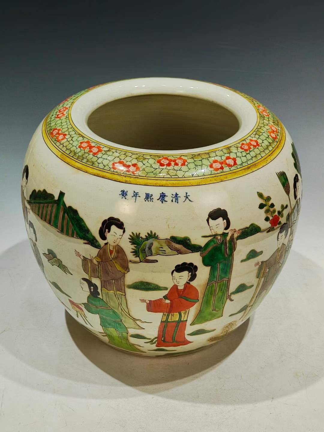 美品·款识“大清康熙年制”精工细作满工五彩通景仕女人物故事纹卷缸。