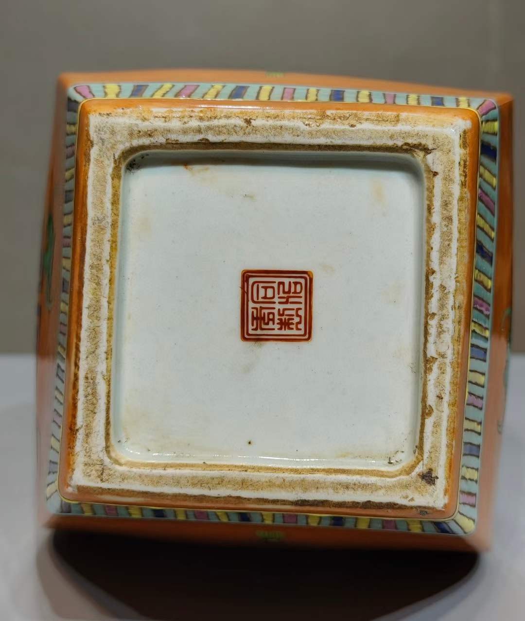 美品·款识“同治年制”精工细作满工胭脂红彩福寿三多纹四棱葫芦瓶。