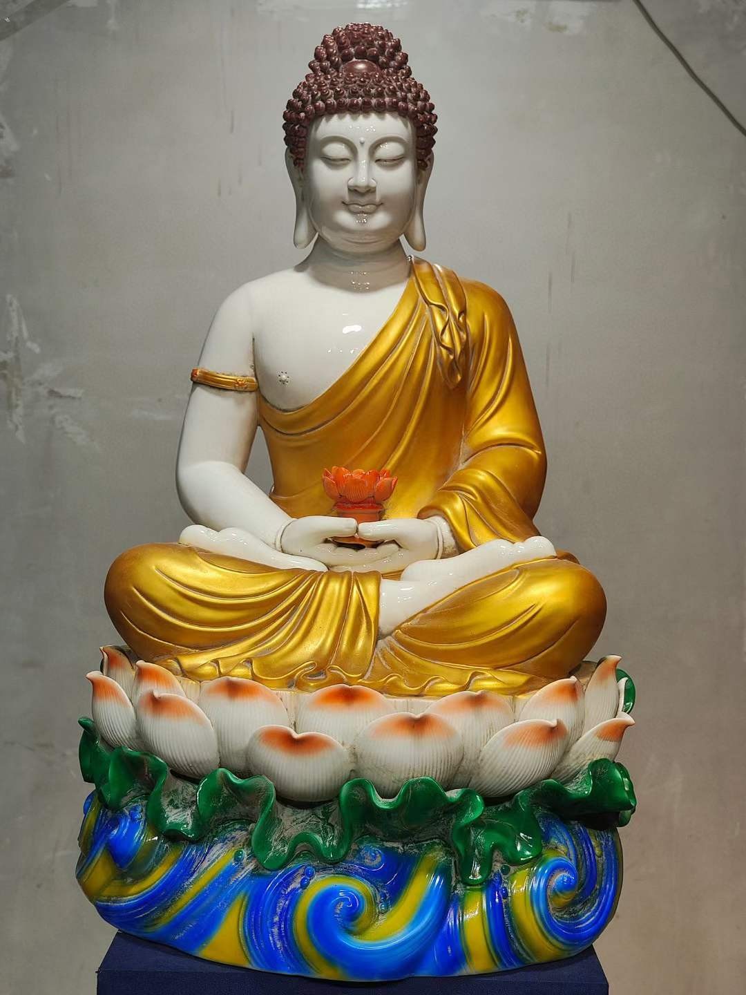 美品·款识“德化·何朝宗制”精工细作满工德化窑白瓷描金“西方三圣”坐像。
