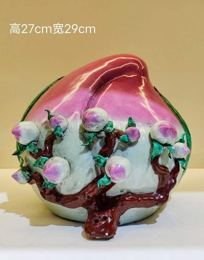 美品·款识“曾龙昇制”精工细作满工仿生瓷寿桃摆件。 - 美品·款识“曾龙昇制”精工细作满工仿生瓷寿桃摆件。