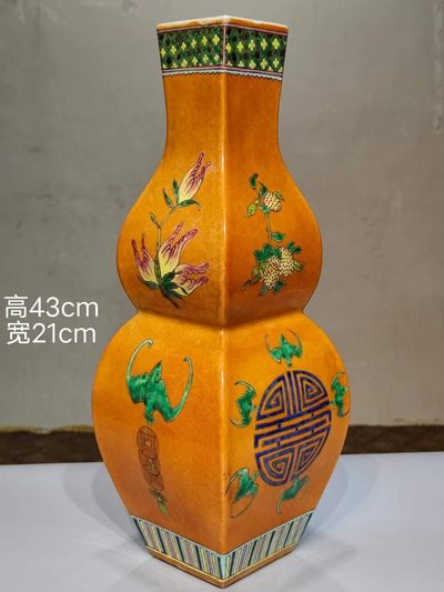 美品·款识“同治年制”精工细作满工胭脂红彩福寿三多纹四棱葫芦瓶。 - 美品·款识“同治年制”精工细作满工胭脂红彩福寿三多纹四棱葫芦瓶。