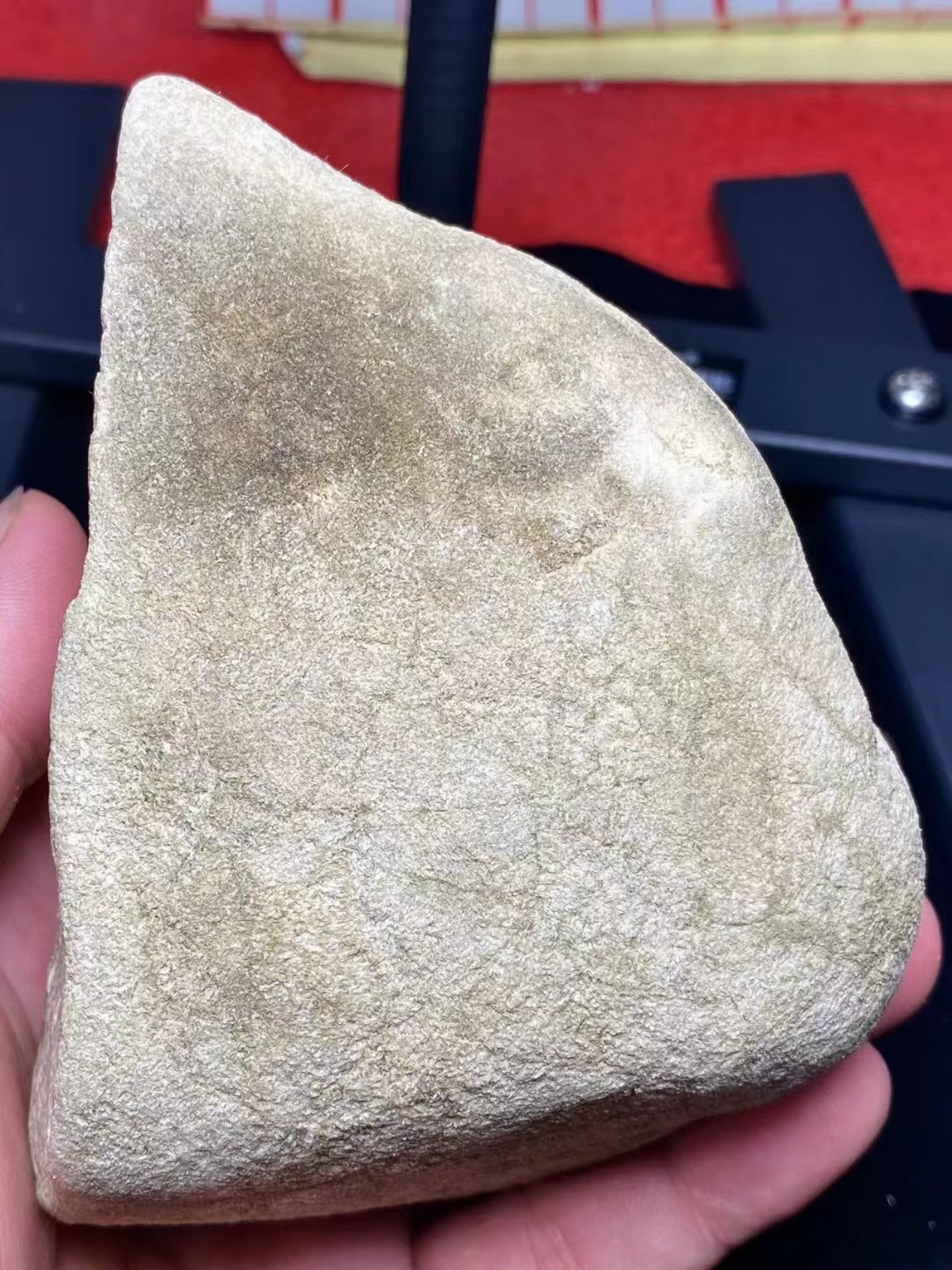 南齐开窗冰晴牌子挂件料，重850克，种老起胶，开窗部位已经看到肉质细腻，起胶感，品相完美，几乎没裂，性价比高的料子，喜欢的来哦。