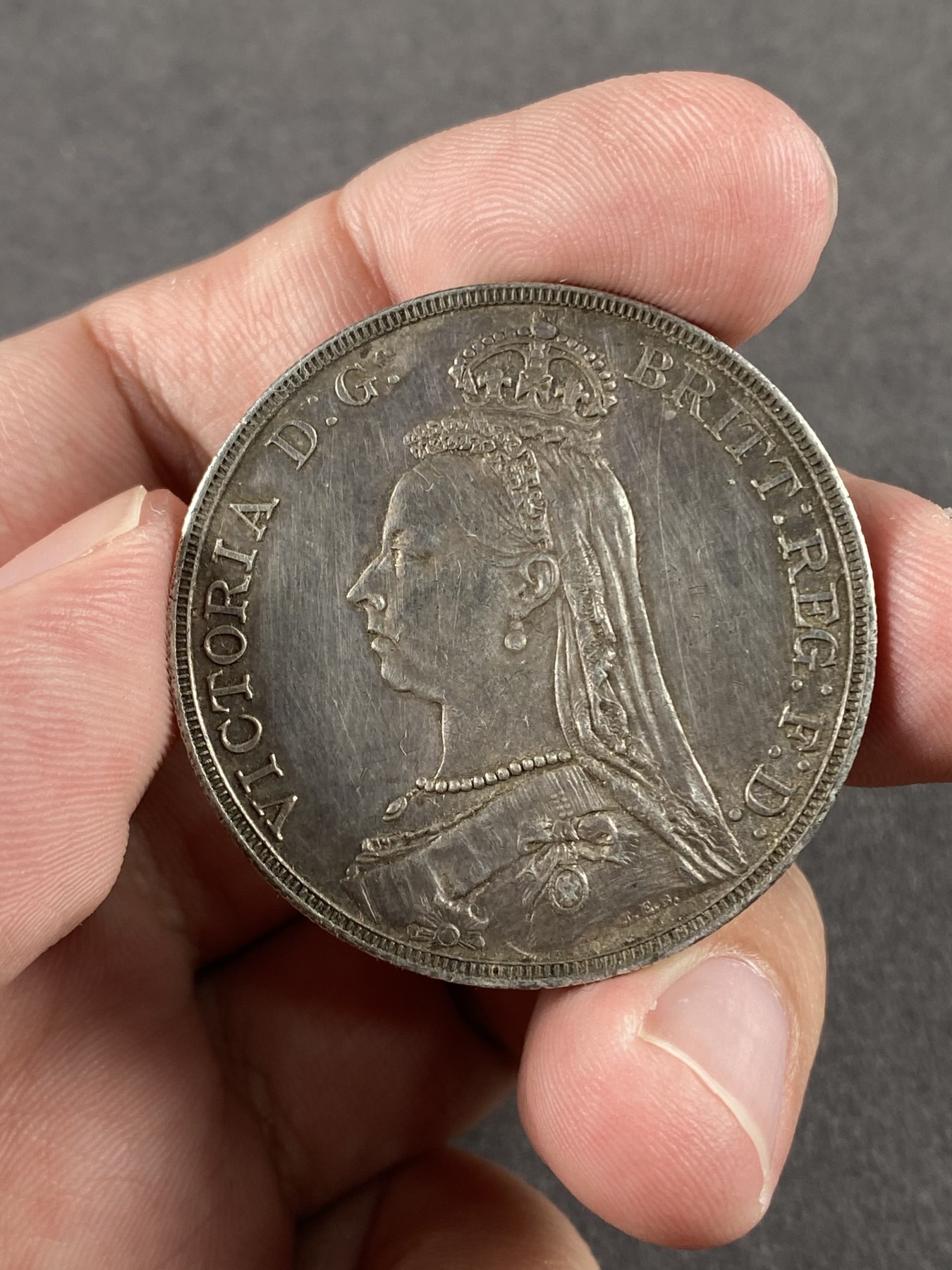 万国钱币拍卖第014期（奢华币宴第一季） 英国1889维多利亚高冠马剑克朗 原味状态 币面有丝痕