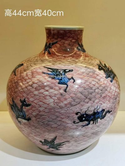 美品·精工细作满工釉里红海水海八怪纹石榴尊。 - 美品·精工细作满工釉里红海水海八怪纹石榴尊。