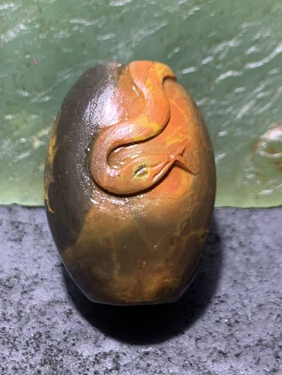 精美冰飘亚光战国红玛瑙手工俏色巧雕引蛇出洞桶珠一个， 精美冰飘亚光战国红玛瑙手工俏色巧雕引蛇出洞桶珠一个，