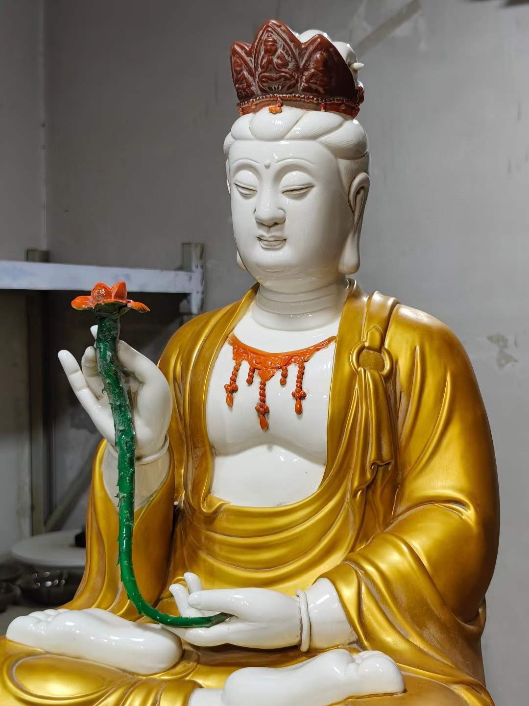 美品·款识“德化·何朝宗制”精工细作满工德化窑白瓷描金“西方三圣”坐像。