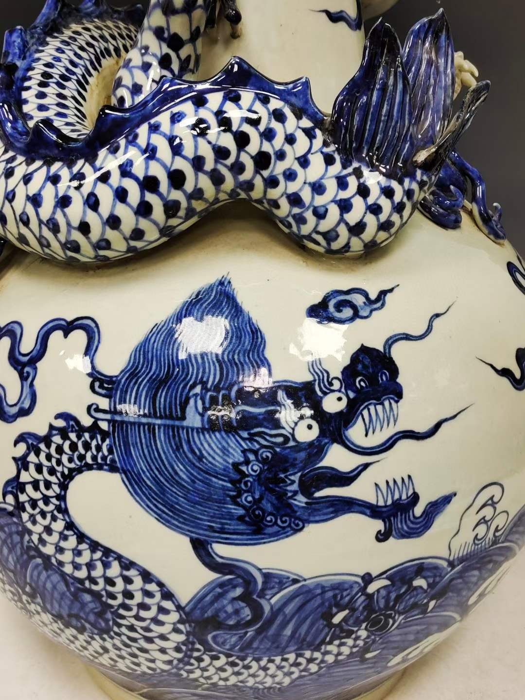 美品.款识“大明宣德年制”精品青花刻瓷高浮雕盘龙纹掸瓶 美品.款识“大明宣德年制”精品青花刻瓷高浮雕盘龙纹掸瓶