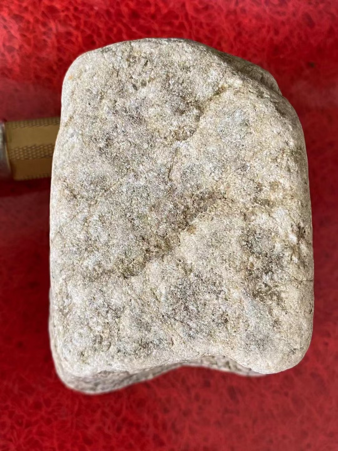 南齐开窗冰晴手镯料，重1.4公斤，种老起胶，开窗部位已经看到肉质细腻，起胶感，品相完美，几乎没裂，性价比高高哦