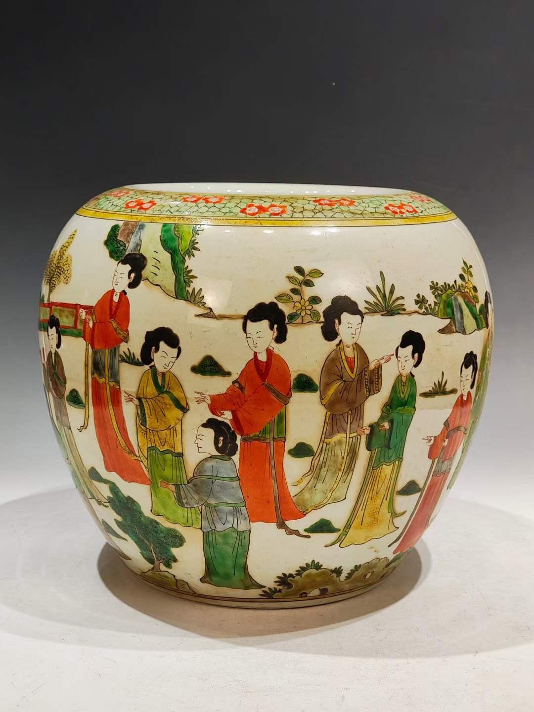 美品·款识“大清康熙年制”精工细作满工五彩通景仕女人物故事纹卷缸。