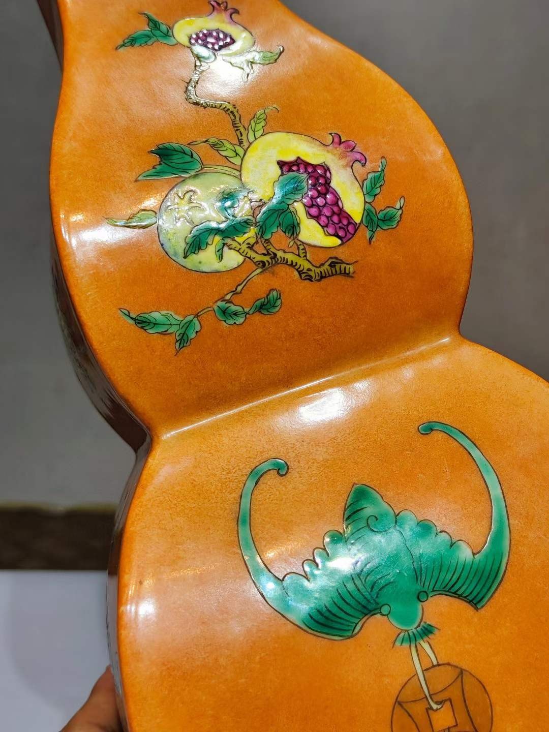 美品·款识“同治年制”精工细作满工胭脂红彩福寿三多纹四棱葫芦瓶。