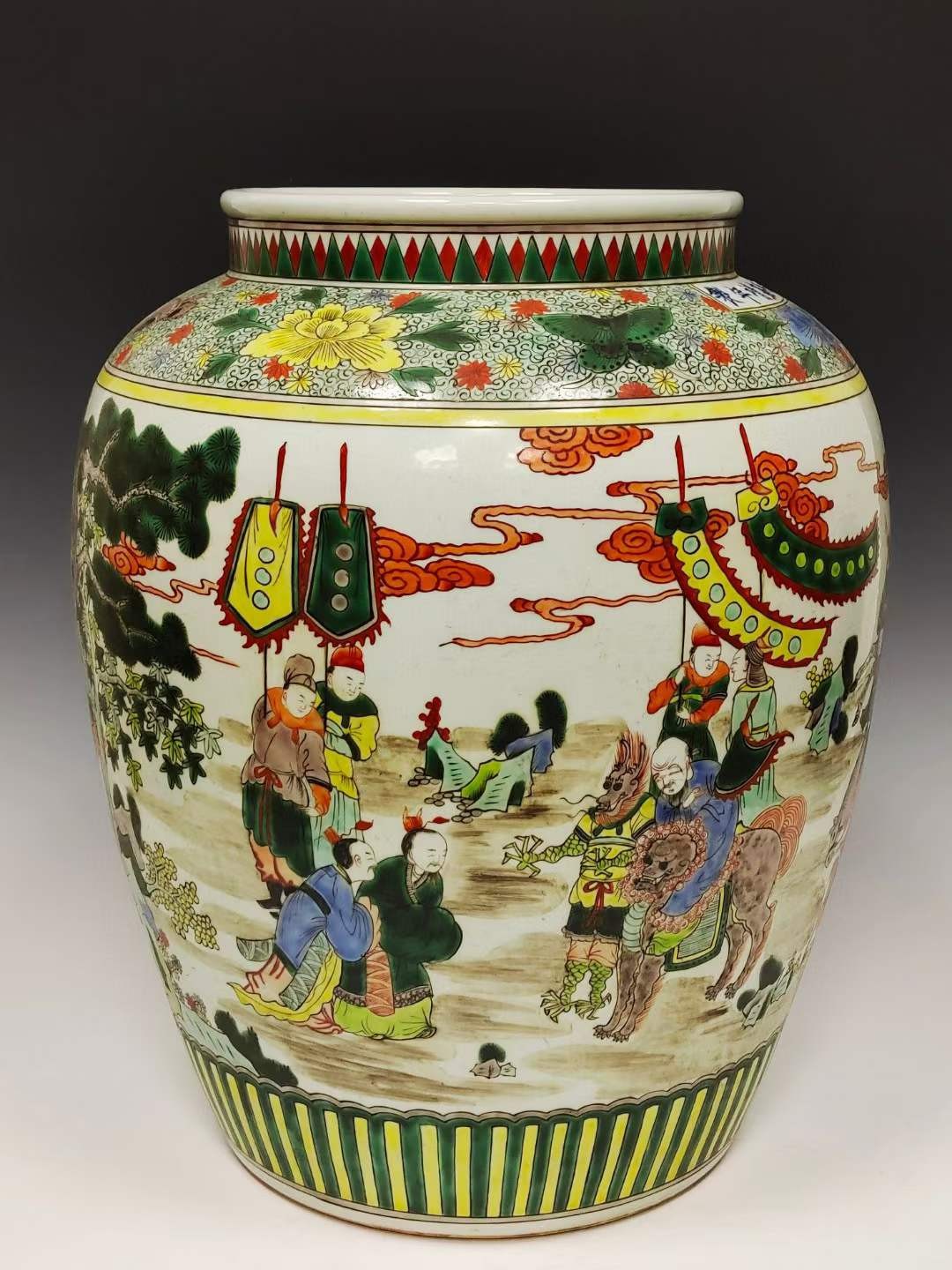 美品.款识“大明嘉靖年制”精工细作满工五彩刀马人物纹罐