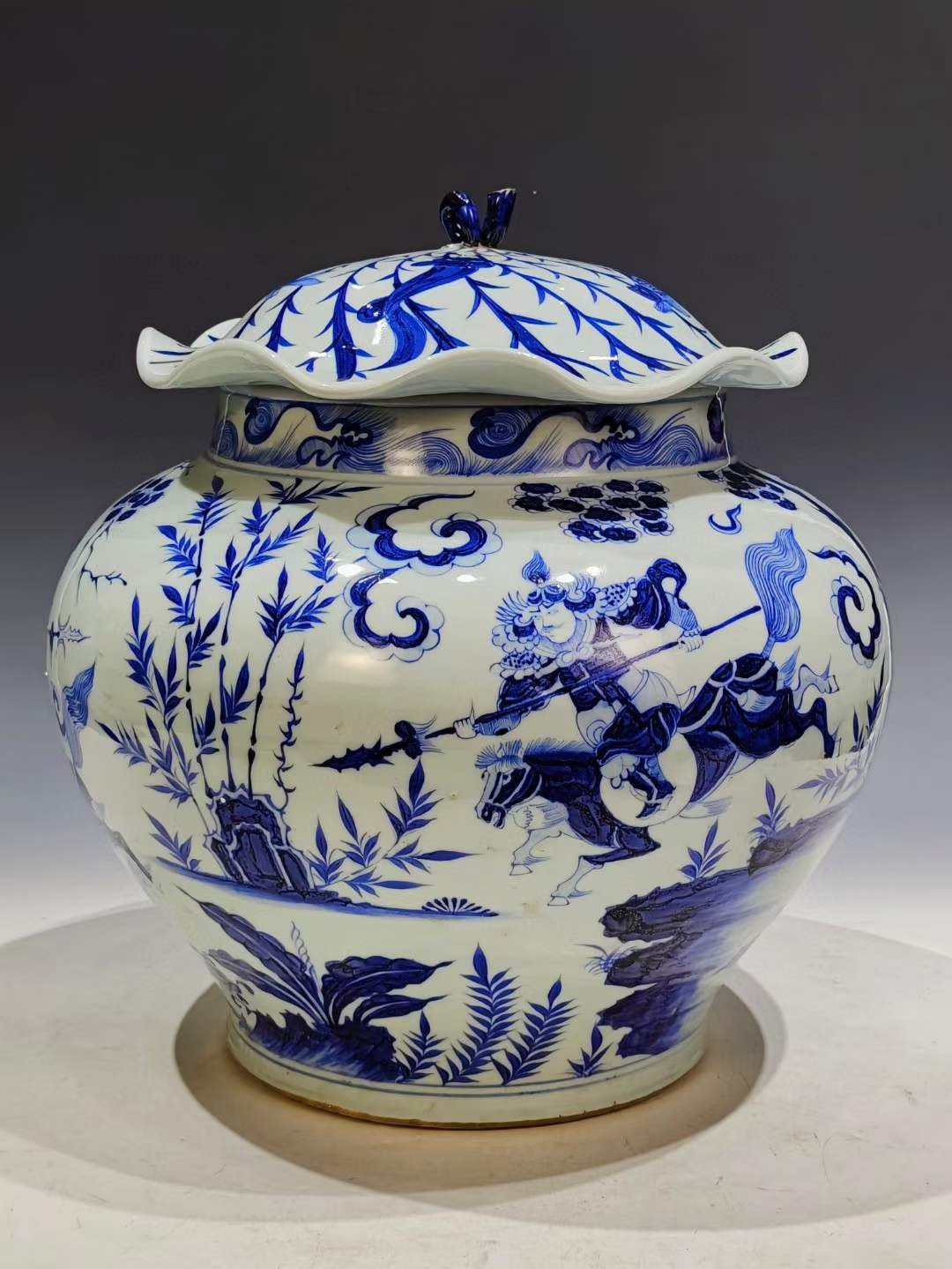 美品·精工细作满工青花“尉迟恭单骑救主”纹荷叶盖罐。 美品·精工细作满工青花“尉迟恭单骑救主”纹荷叶盖罐。