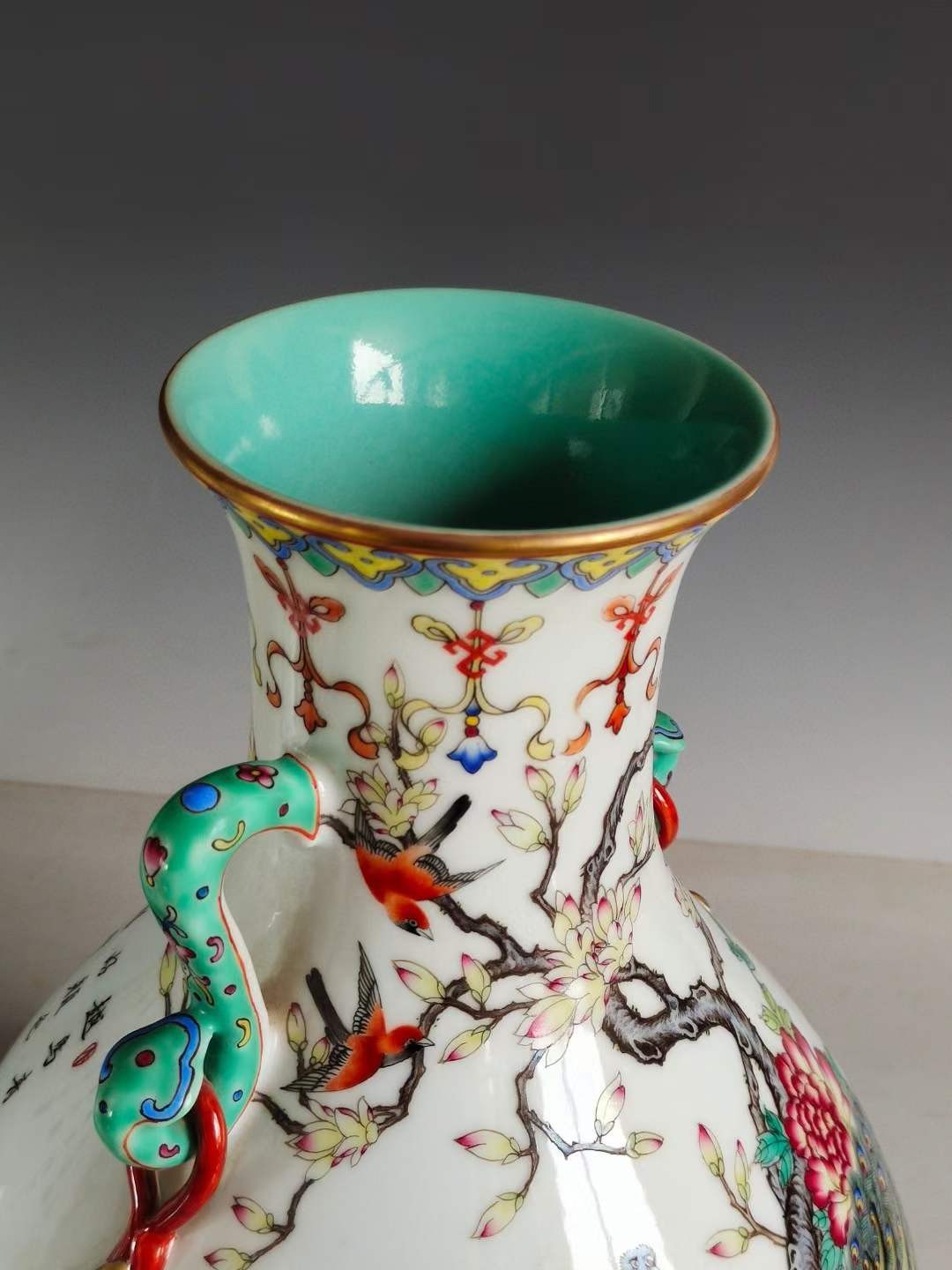 大清乾隆年制·官窑贡瓷·精工手绘粉彩满工花鸟纹如意贯耳赏瓶一对。 大清乾隆年制·官窑贡瓷·精工手绘粉彩满工花鸟纹如意贯耳赏瓶一对。