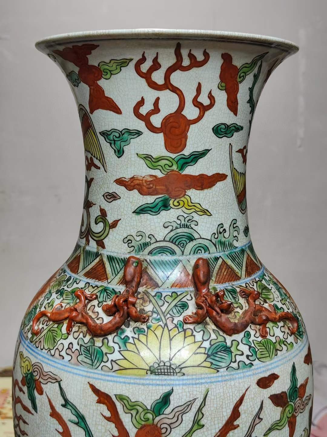 美品·款识“大明嘉靖年制”精工细作满工青花五彩龙纹四系螭龙攀壁凤尾尊。