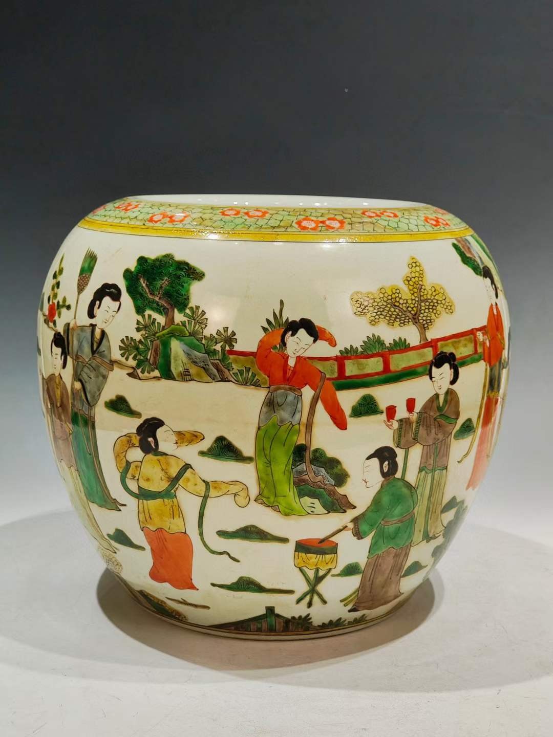 美品·款识“大清康熙年制”精工细作满工五彩通景仕女人物故事纹卷缸。