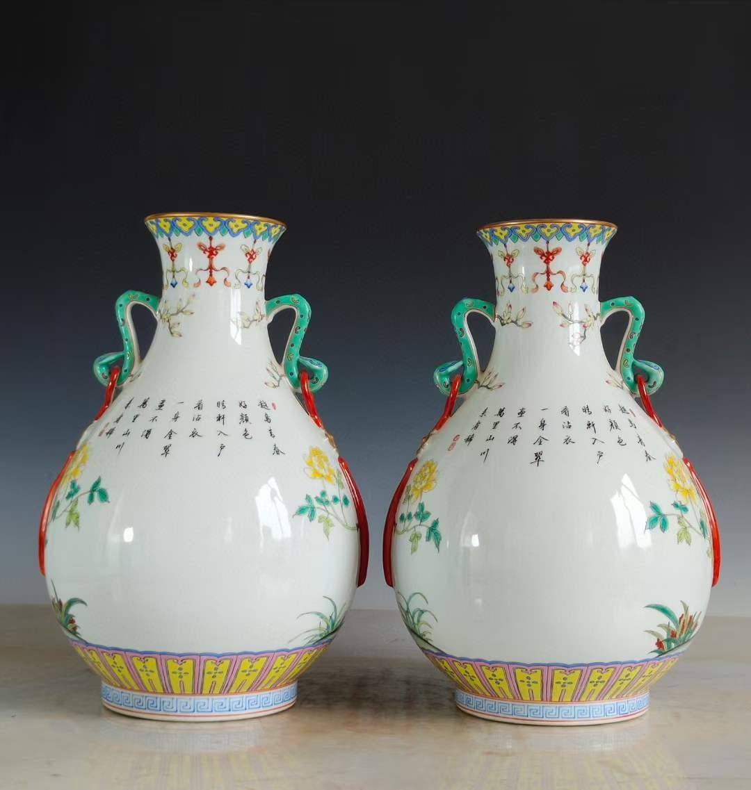 大清乾隆年制·官窑贡瓷·精工手绘粉彩满工花鸟纹如意贯耳赏瓶一对。 大清乾隆年制·官窑贡瓷·精工手绘粉彩满工花鸟纹如意贯耳赏瓶一对。