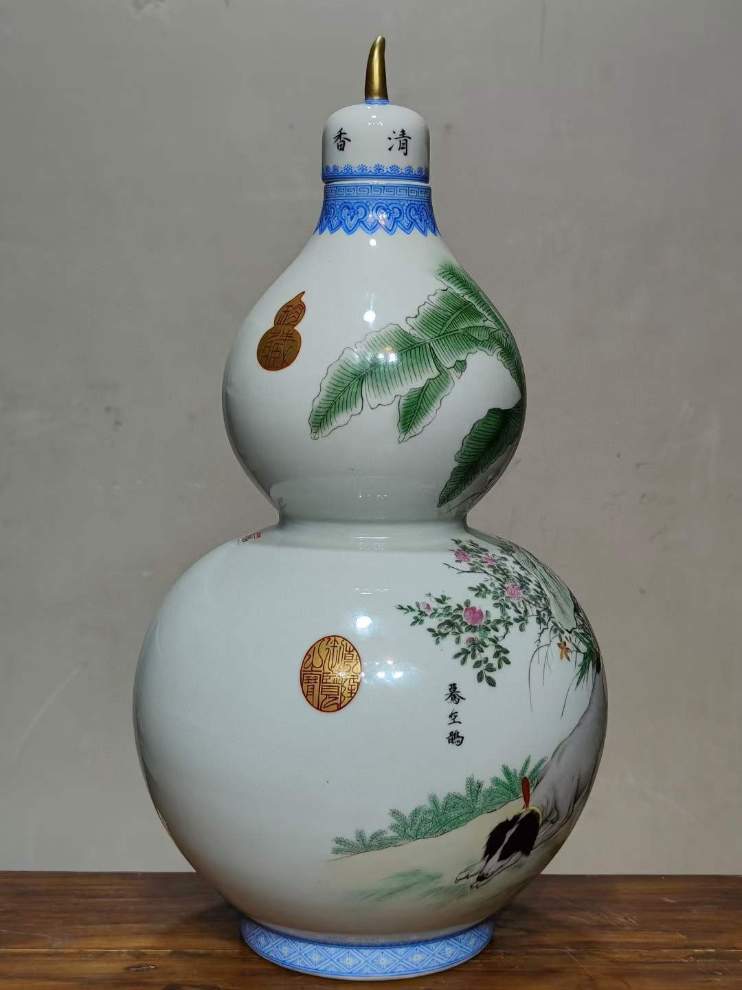 美品·款识“大清乾隆年制”“郎世宁恭绘”精工细作满工粉彩“蓦空鹊”纹葫芦瓶。