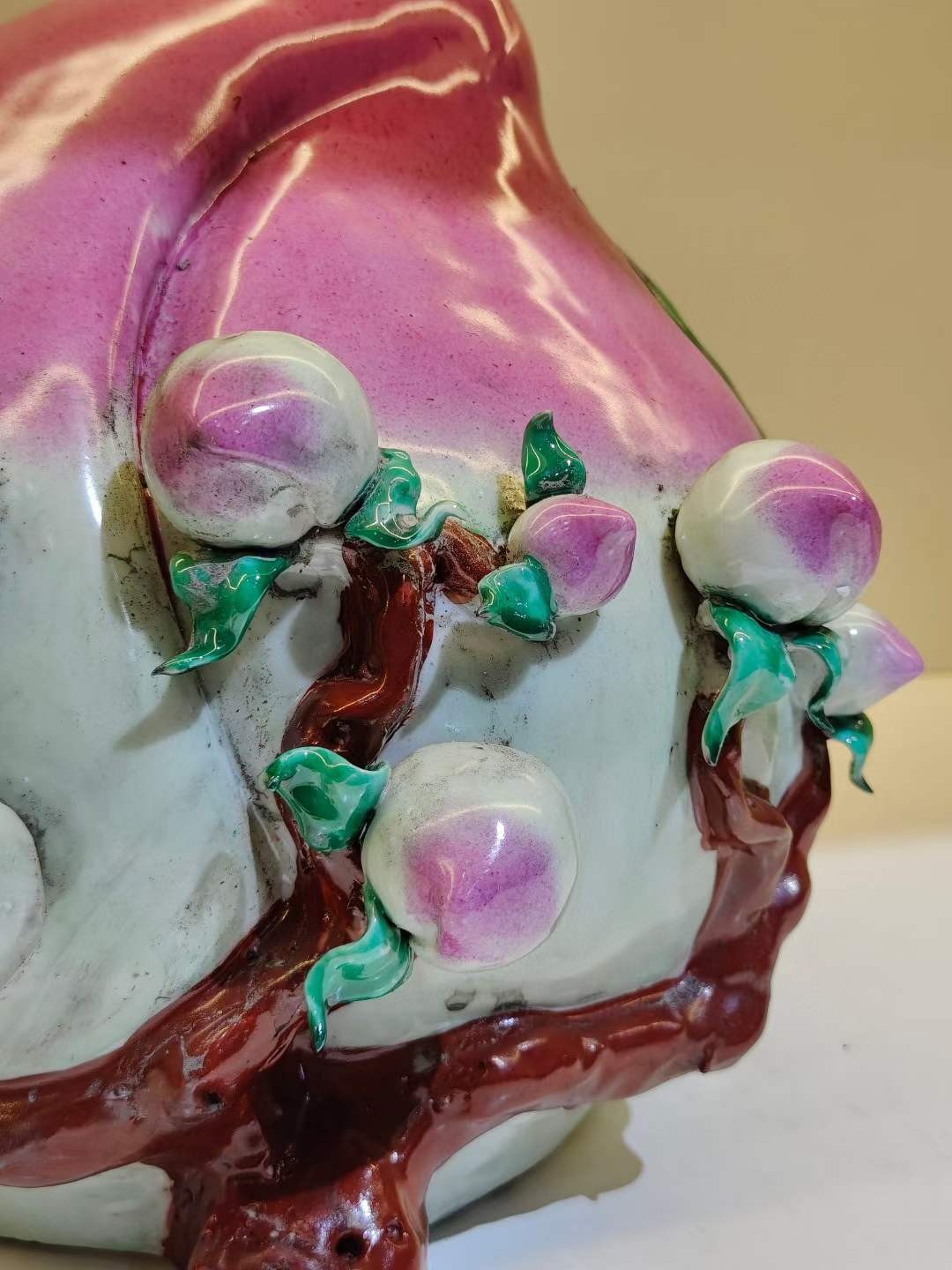 美品·款识“曾龙昇制”精工细作满工仿生瓷寿桃摆件。