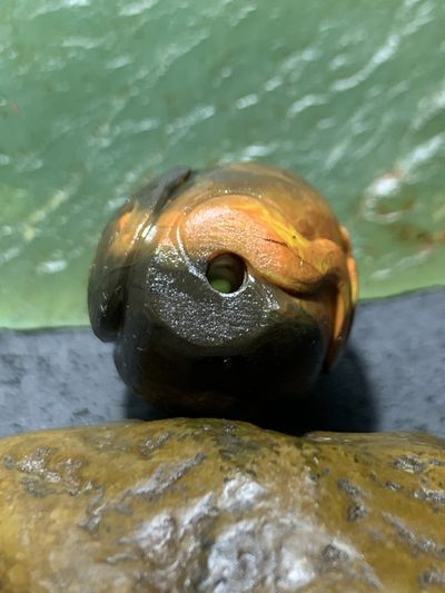 精美冰飘亚光战国红玛瑙手工俏色巧雕引蛇出洞桶珠一个， 精美冰飘亚光战国红玛瑙手工俏色巧雕引蛇出洞桶珠一个，