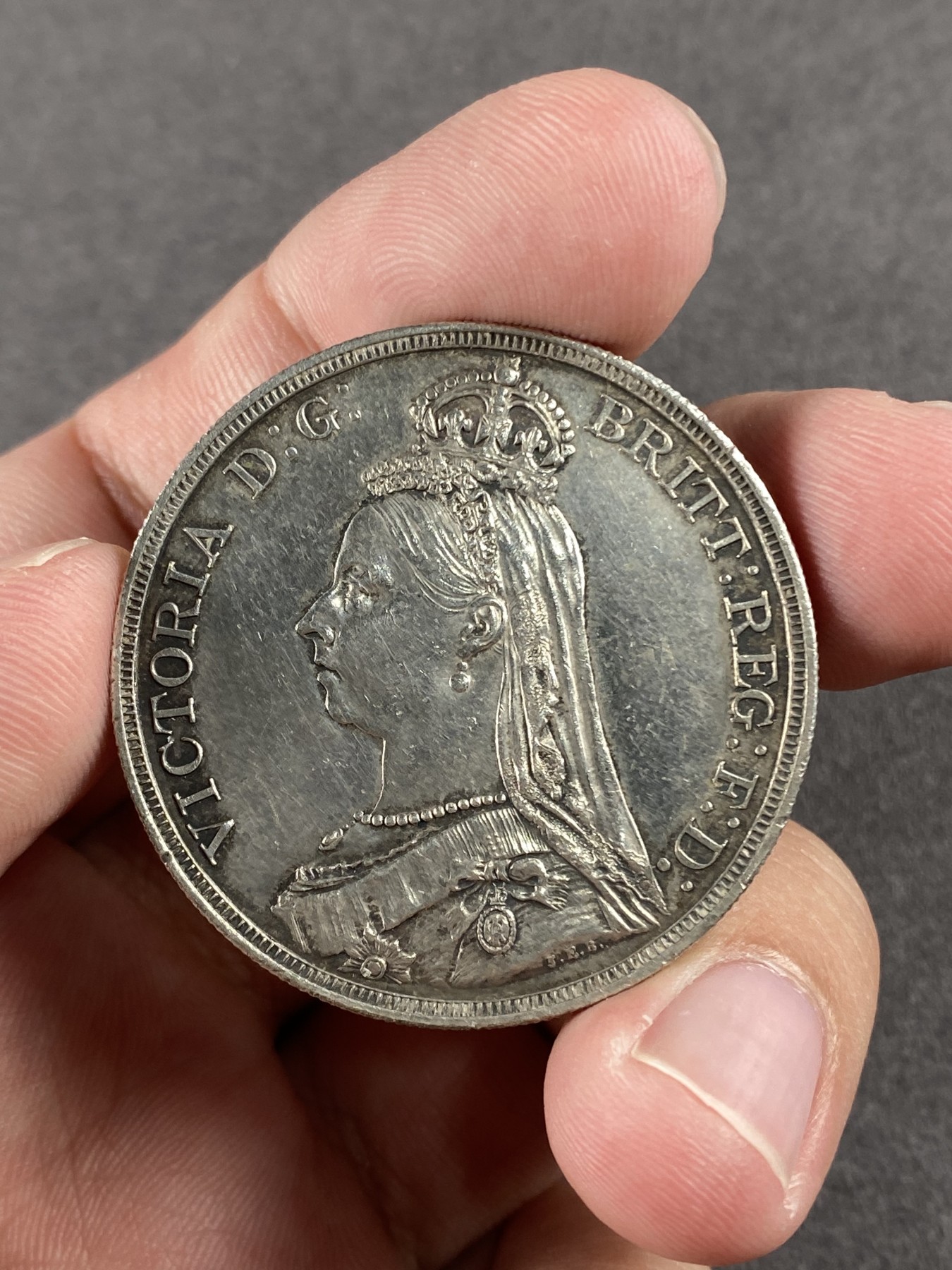 万国钱币拍卖第014期（奢华币宴第一季） 英国1887维多利亚高冠马剑克朗 UNC状态细节非常不错 马剑面略有轻微丝痕