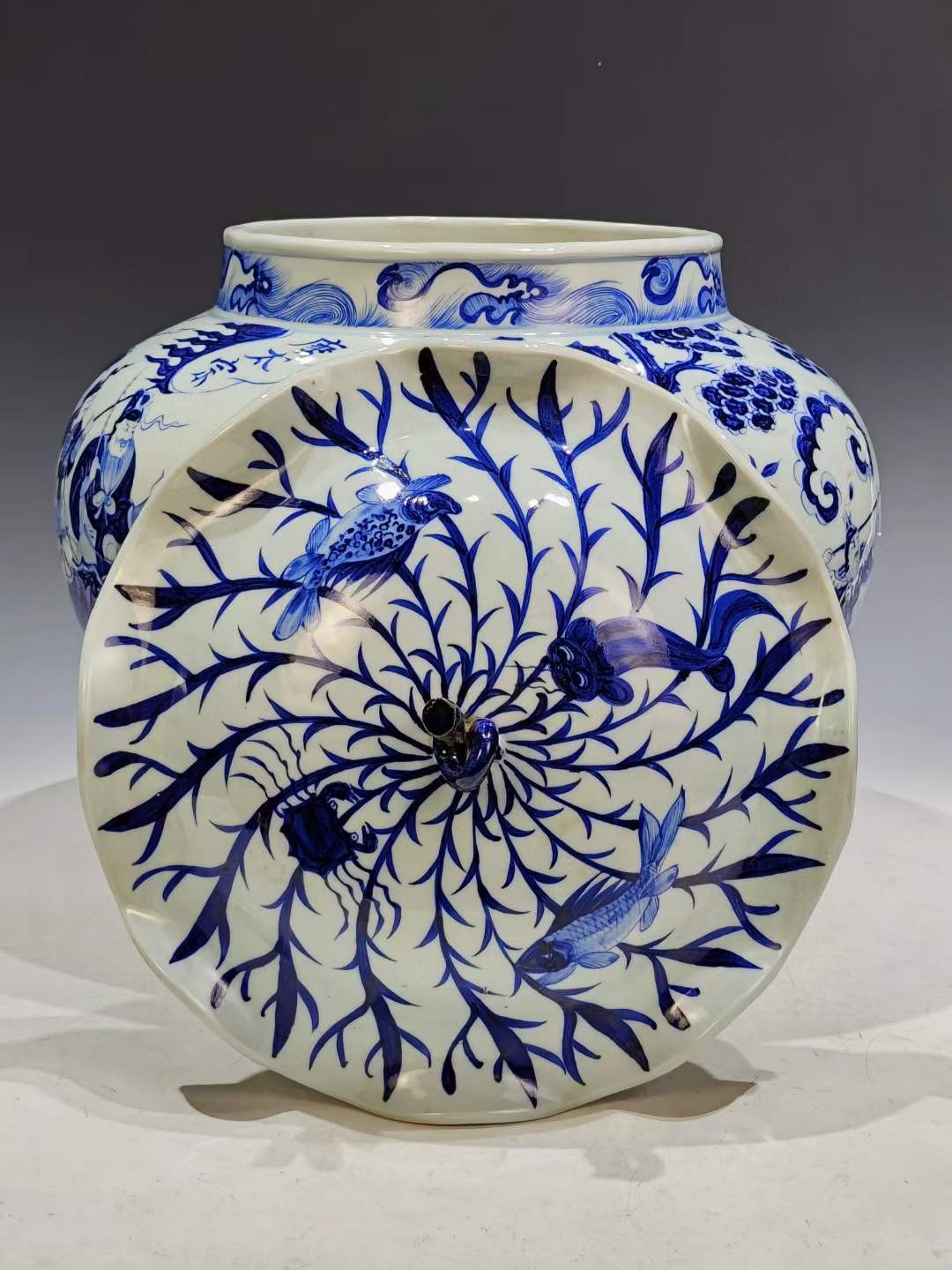 美品·精工细作满工青花“尉迟恭单骑救主”纹荷叶盖罐。 美品·精工细作满工青花“尉迟恭单骑救主”纹荷叶盖罐。