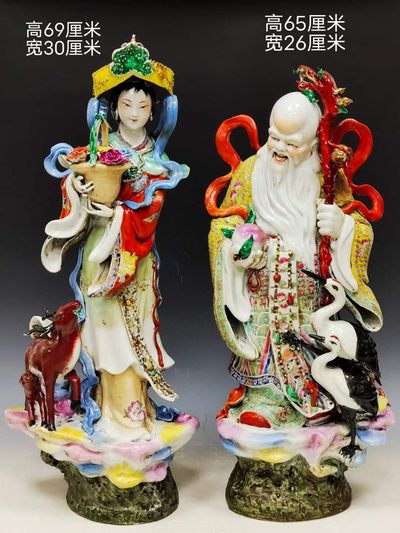 美品·精工细作满工粉彩仿生瓷塑造像“麻姑献寿”人物瓷像一对。 - 美品·精工细作满工粉彩仿生瓷塑造像“麻姑献寿”人物瓷像一对。