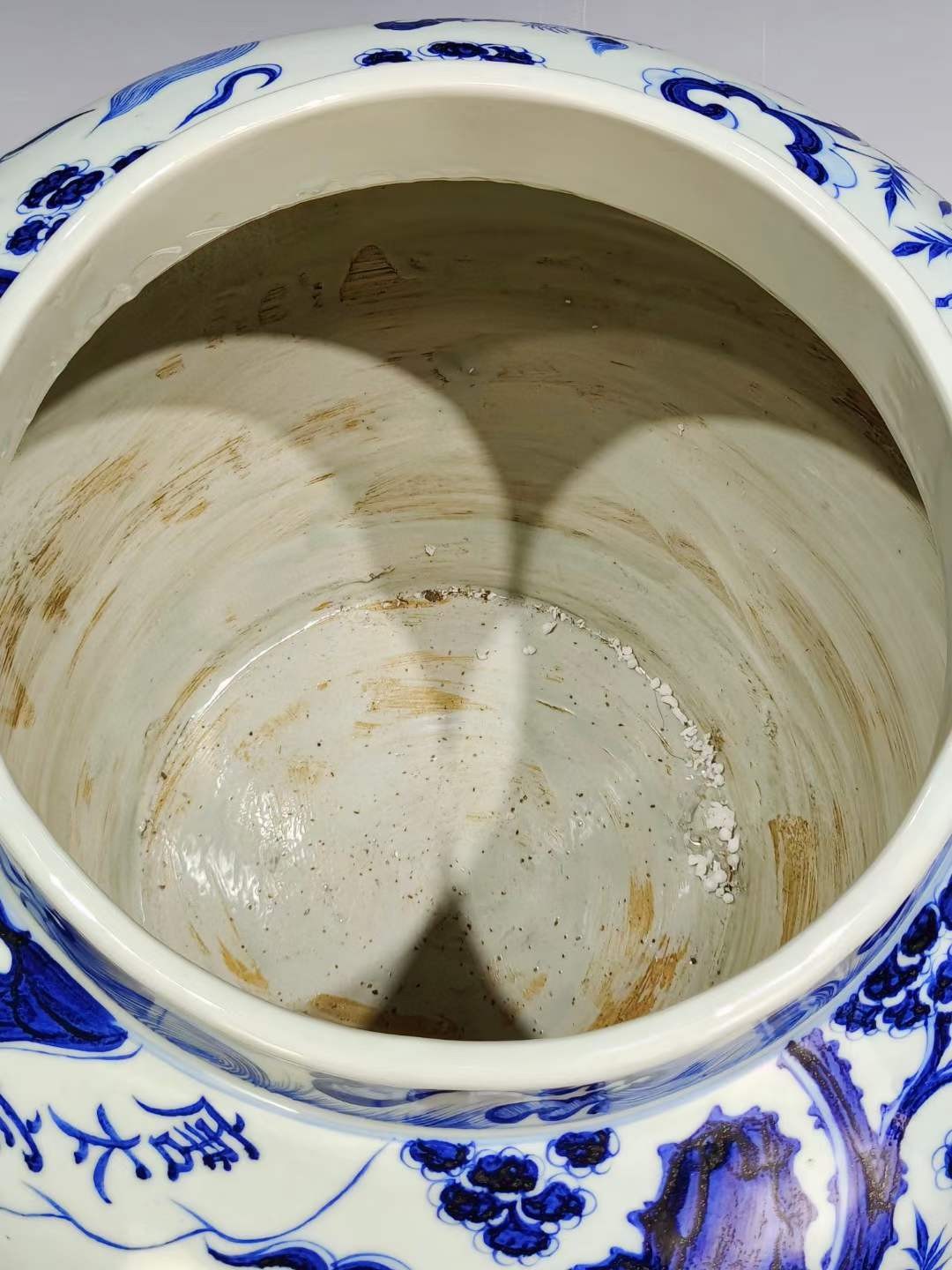 美品·精工细作满工青花“尉迟恭单骑救主”纹荷叶盖罐。 美品·精工细作满工青花“尉迟恭单骑救主”纹荷叶盖罐。