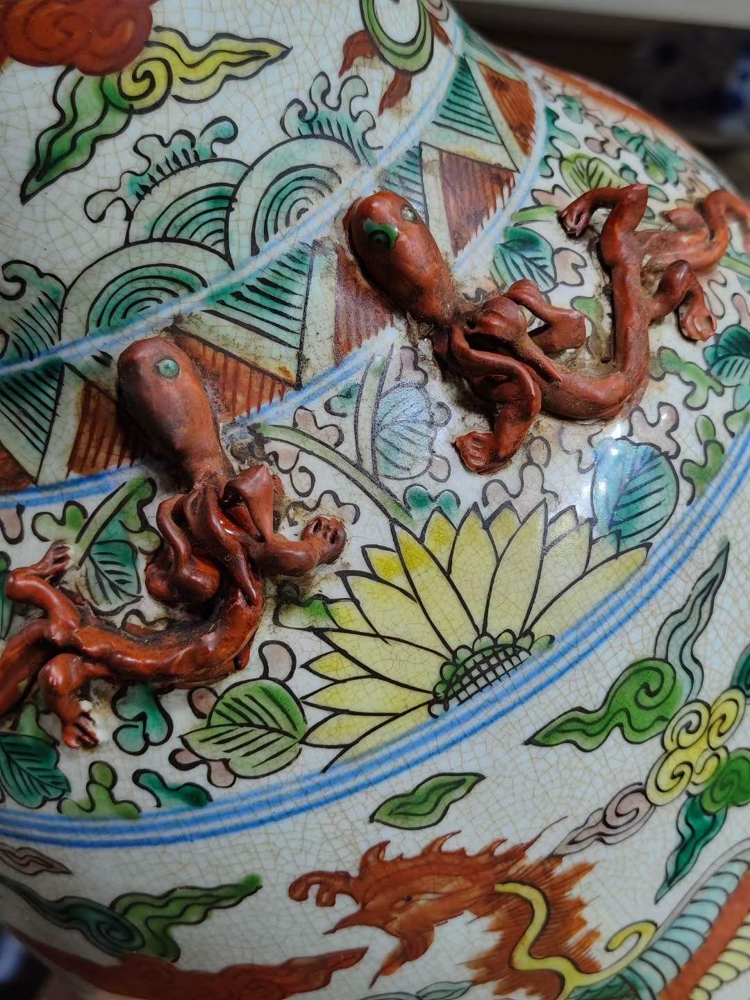 美品·款识“大明嘉靖年制”精工细作满工青花五彩龙纹四系螭龙攀壁凤尾尊。