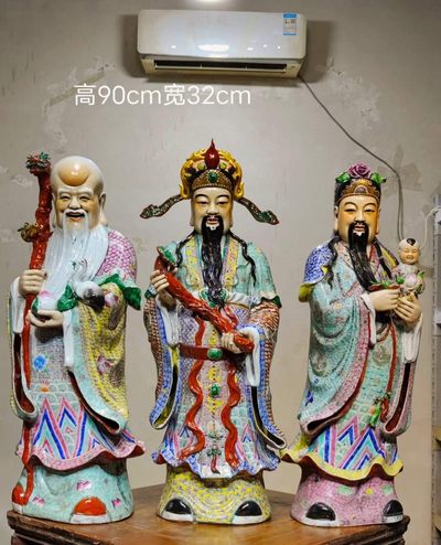 美品·款识“曾龙昇制”精工细作满工粉彩雕塑造像“福禄寿”纹站像一套。 - 美品·款识“曾龙昇制”精工细作满工粉彩雕塑造像“福禄寿”纹站像一套。