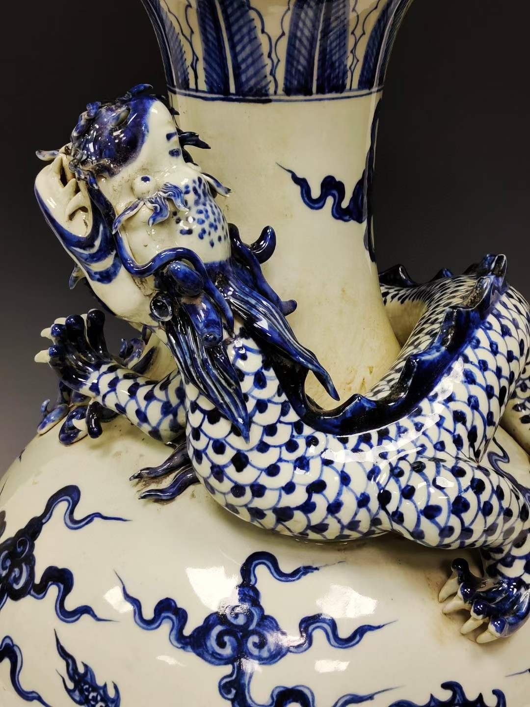 美品.款识“大明宣德年制”精品青花刻瓷高浮雕盘龙纹掸瓶 美品.款识“大明宣德年制”精品青花刻瓷高浮雕盘龙纹掸瓶