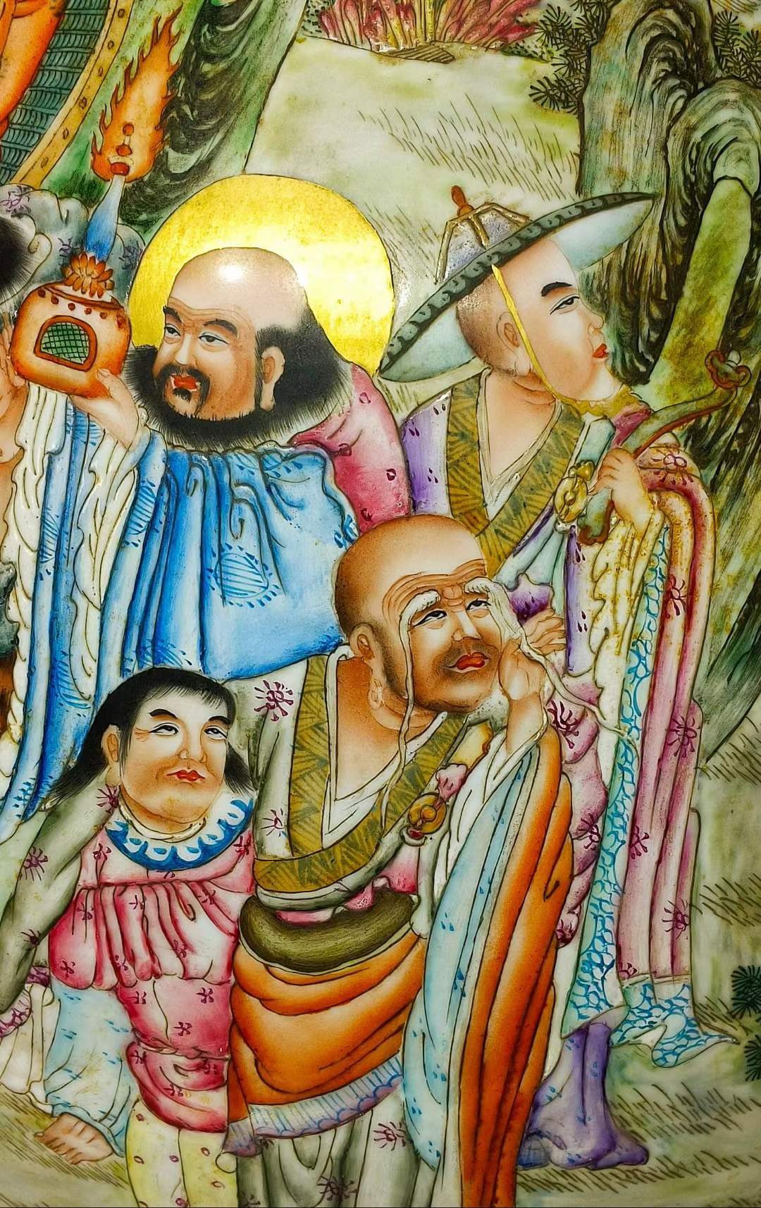 美品·款识“乾隆年制”精工细作满工粉彩十八罗汉纹描金贯耳尊瓶。