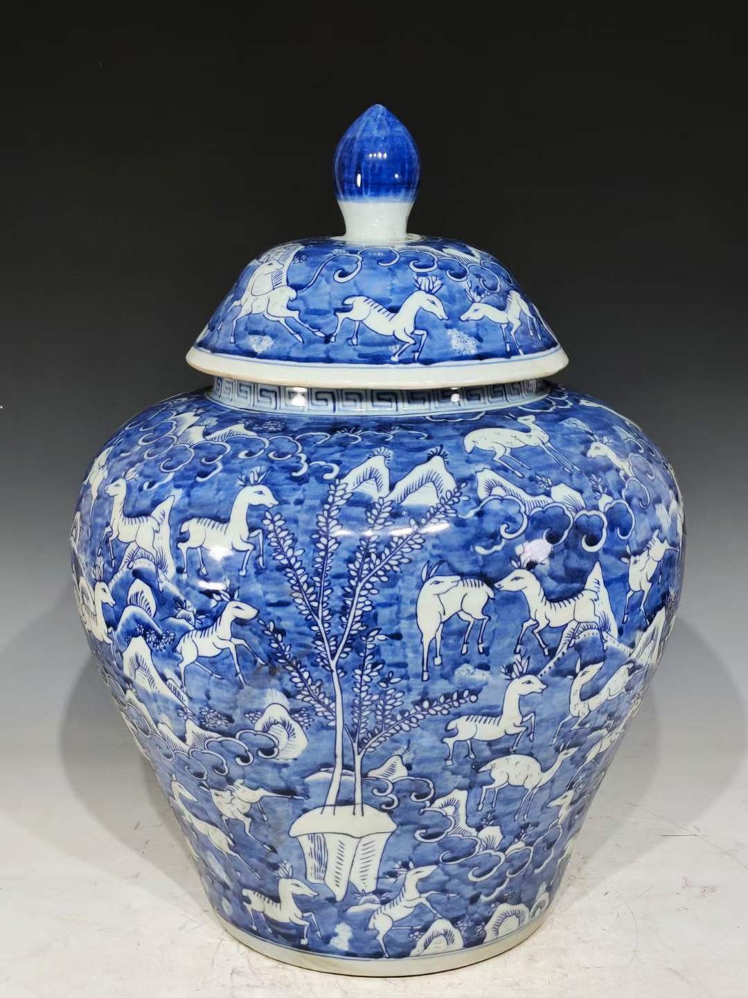 美品.款式“大明嘉靖年制”精工细作满工青花百鹿纹盖罐 美品.款式“大明嘉靖年制”精工细作满工青花百鹿纹盖罐