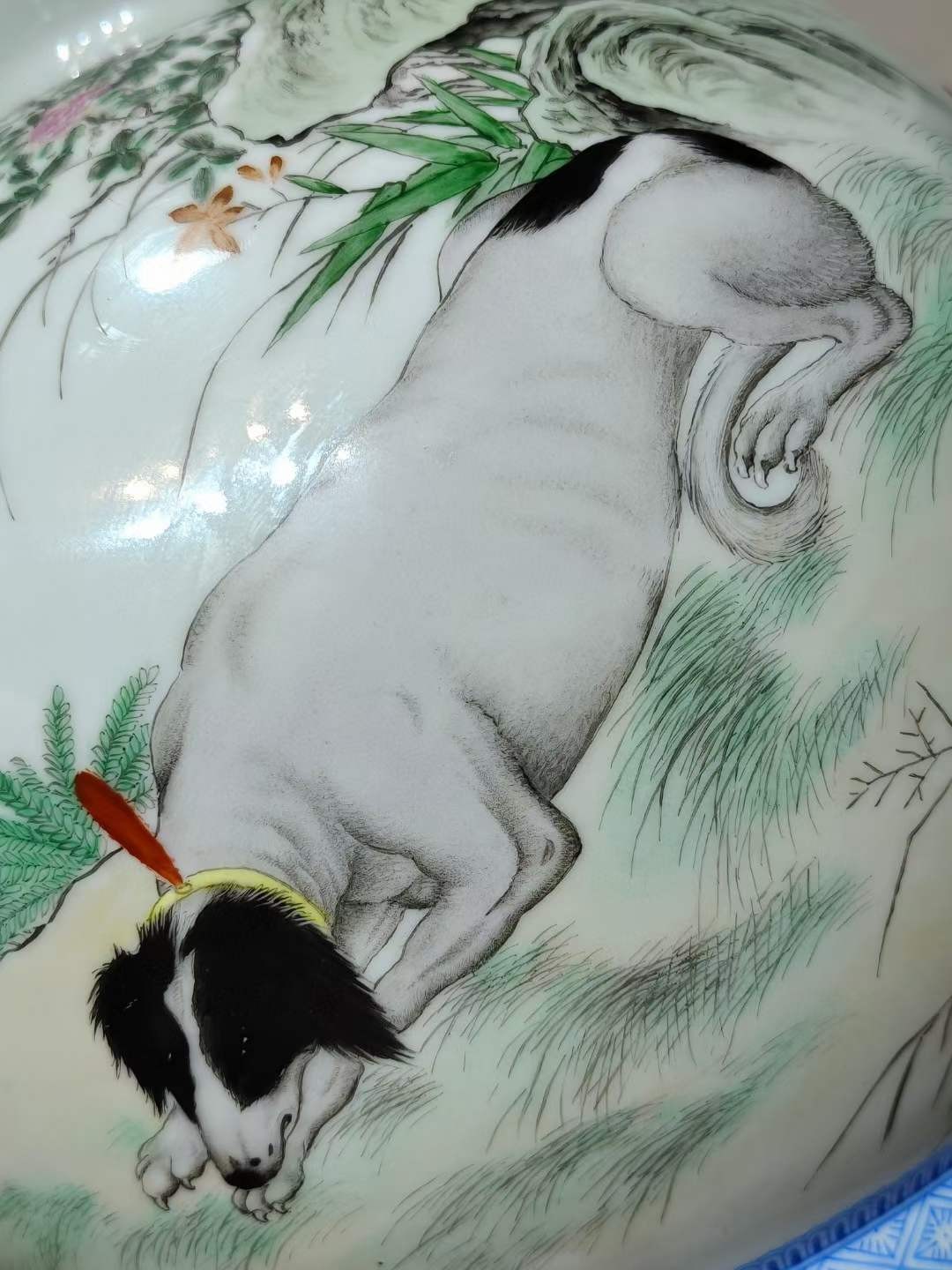 美品·款识“大清乾隆年制”“郎世宁恭绘”精工细作满工粉彩“蓦空鹊”纹葫芦瓶。