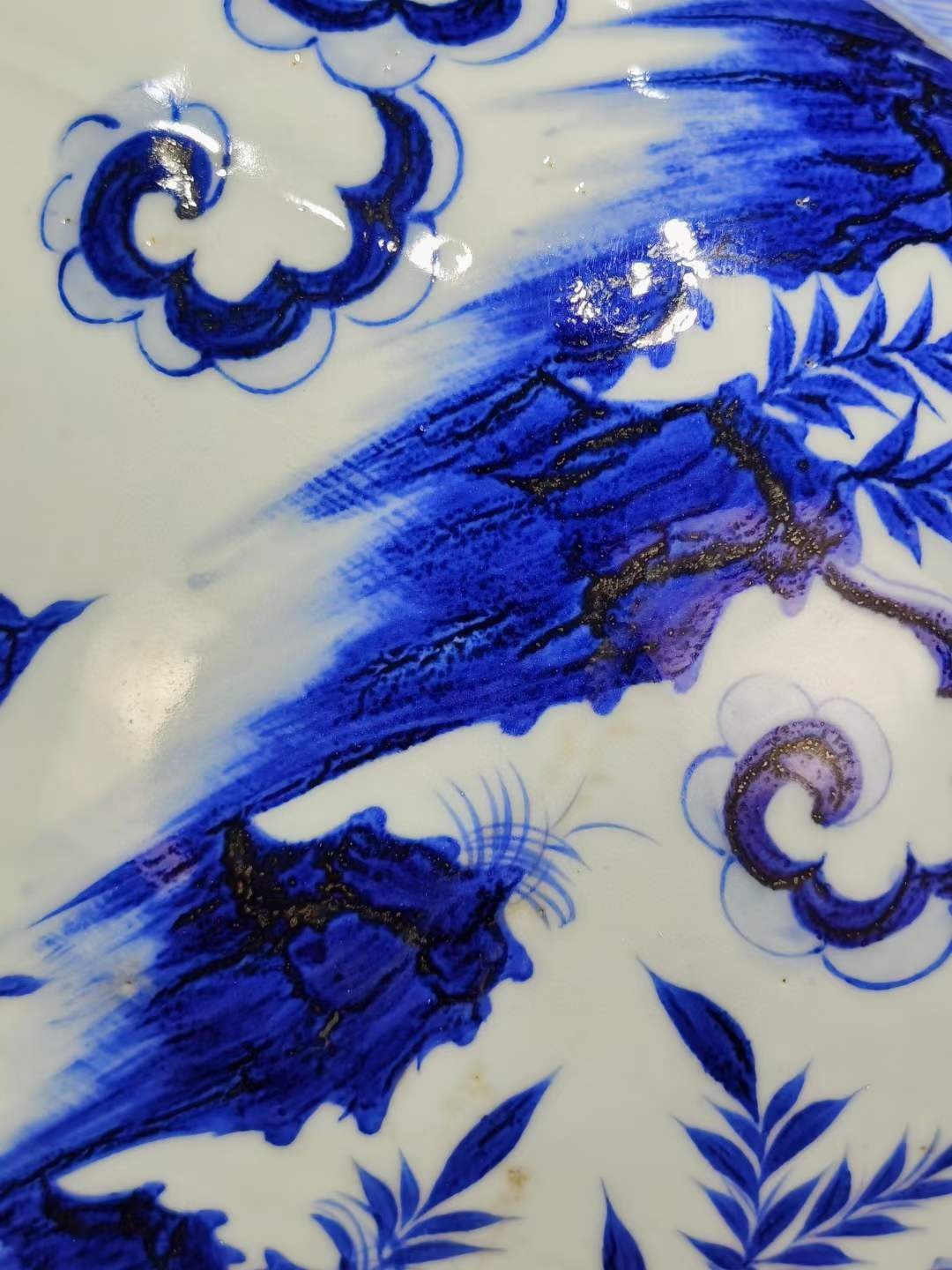 美品·精工细作满工青花“尉迟恭单骑救主”纹荷叶盖罐。 美品·精工细作满工青花“尉迟恭单骑救主”纹荷叶盖罐。