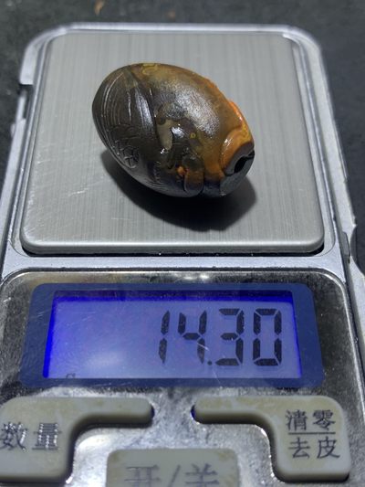 精美冰飘亚光战国红玛瑙手工俏色巧雕引蛇出洞桶珠一个， 精美冰飘亚光战国红玛瑙手工俏色巧雕引蛇出洞桶珠一个，