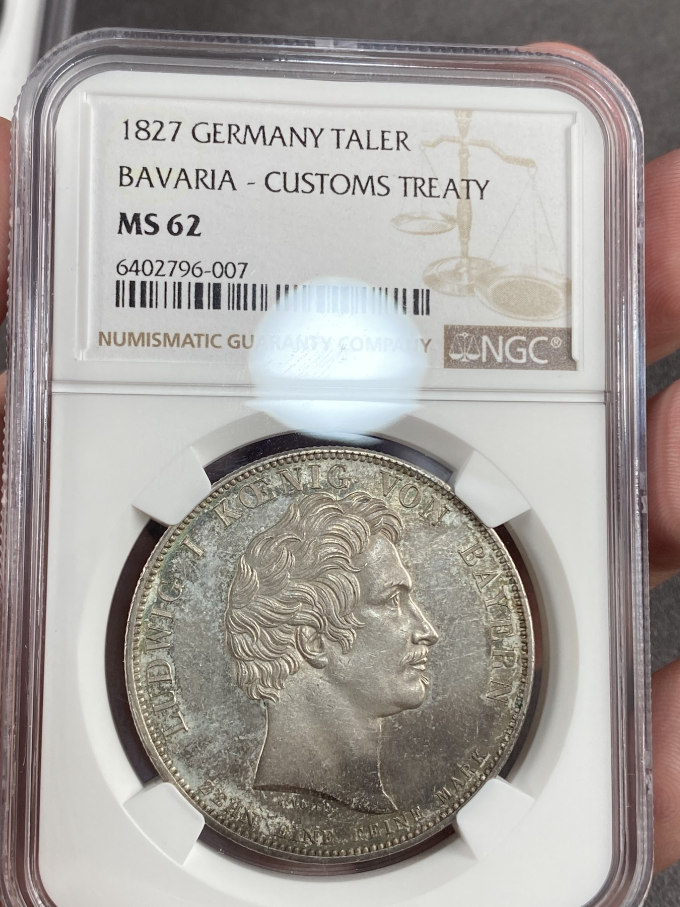 万国钱币拍卖第014期（奢华币宴第一季） NGC MS62 1827年德国巴伐利亚路德维希一世海关条约纪念大泰勒 如果不是年代久远 包浆遮盖光泽 那这枚泰勒可能与它刚离开铸币厂的样子非常相似，来自国内著名外币藏家